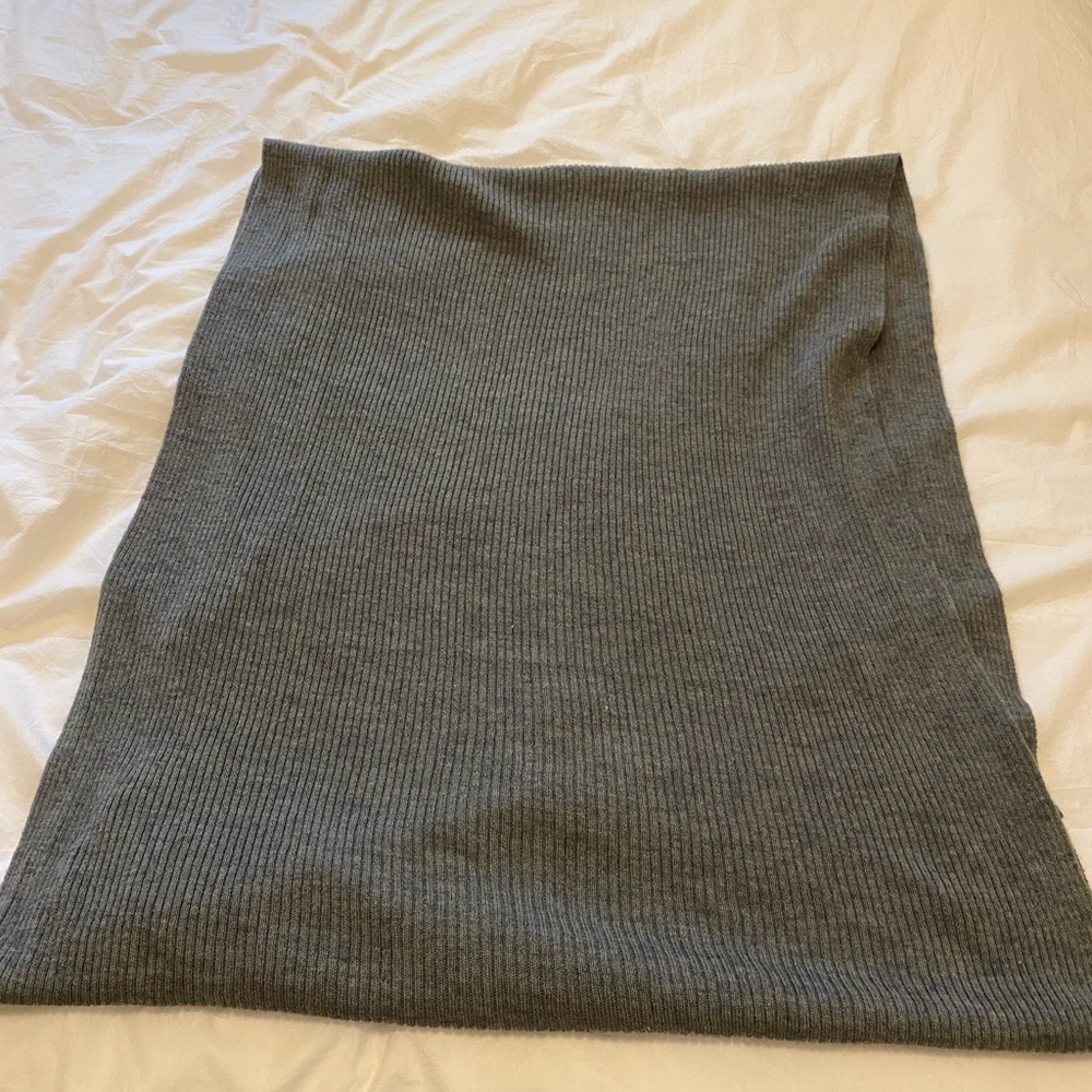 H&M Infinity Gray Scarf 🧣 Soft, Stretchable, and Warm in Ribbed Patterns🧣 - Picture 10 of 11